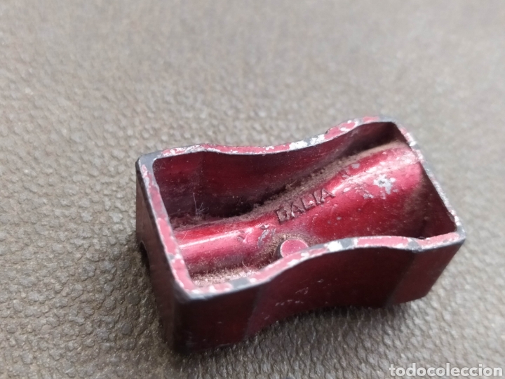 Escriban&iacute;a: Sacapuntas met&aacute;lico rojo, Dalia. - Foto 3