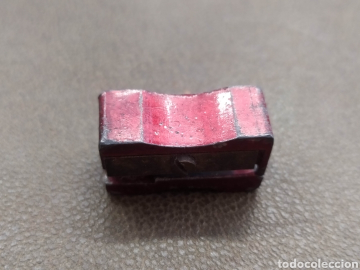 Escriban&iacute;a: Sacapuntas met&aacute;lico rojo, Dalia. - Foto 4
