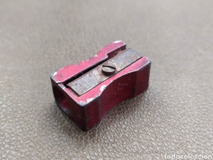 Escriban&iacute;a: Sacapuntas met&aacute;lico rojo, Dalia. - Foto 1