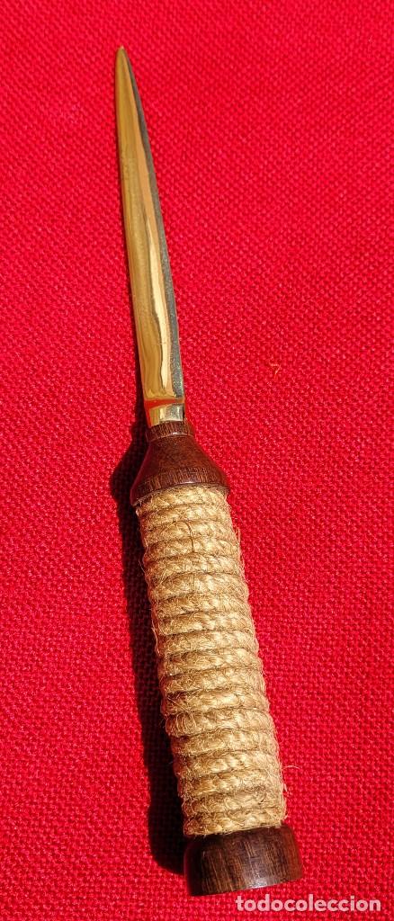 Escriban&iacute;a: Abrecartas vintage de bronce, madera y cuerda - Foto 1