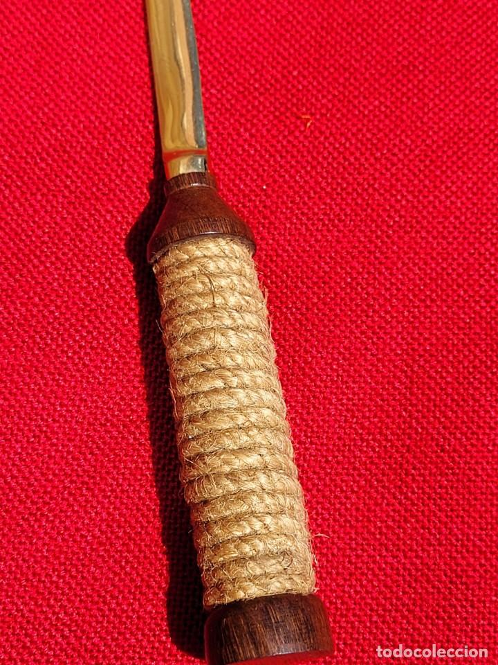 Escriban&iacute;a: Abrecartas vintage de bronce, madera y cuerda - Foto 2
