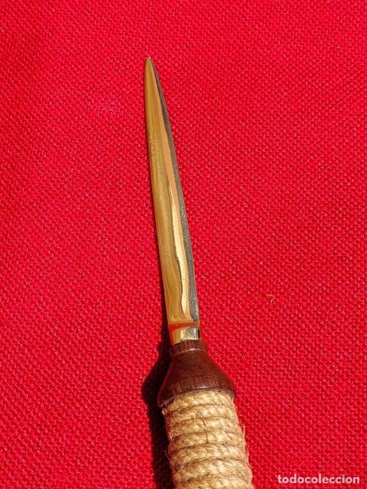 Escriban&iacute;a: Abrecartas vintage de bronce, madera y cuerda - Foto 7