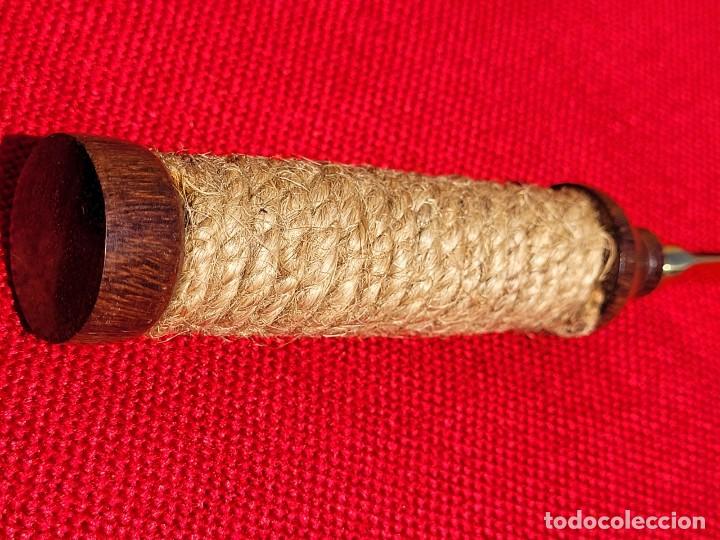 Escriban&iacute;a: Abrecartas vintage de bronce, madera y cuerda - Foto 8