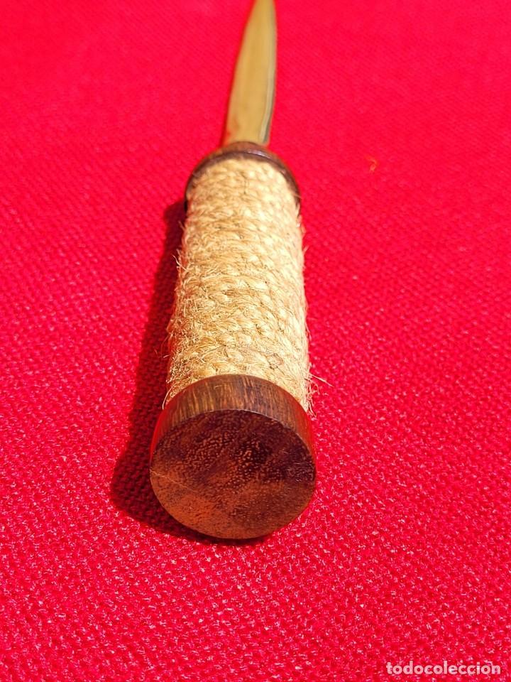 Escriban&iacute;a: Abrecartas vintage de bronce, madera y cuerda - Foto 9