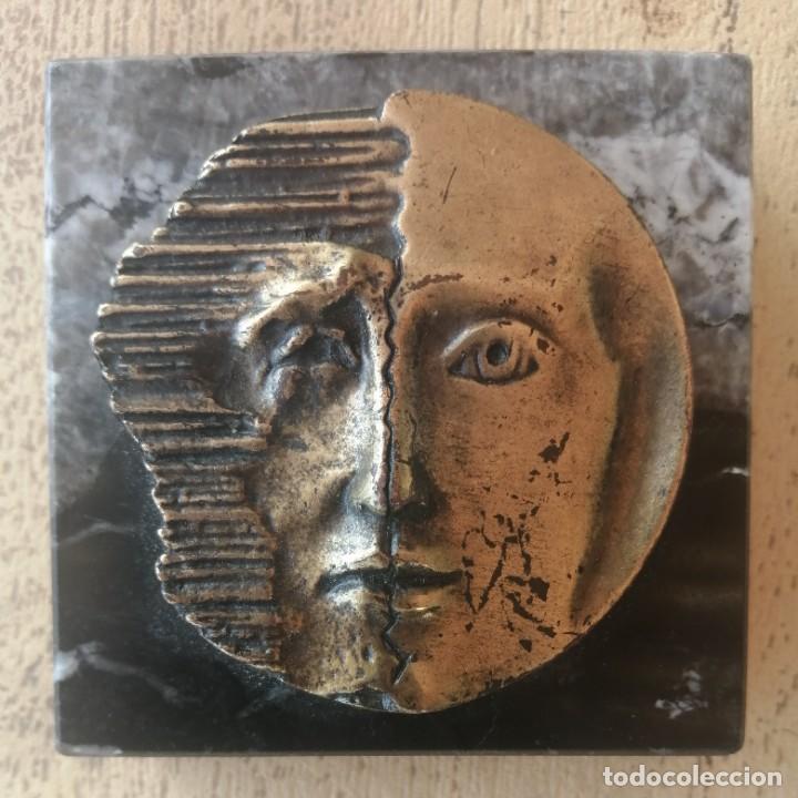 Escriban&iacute;a: Pisapapeles Medallon en Bronce con Base en M&aacute;rmol - Foto 1