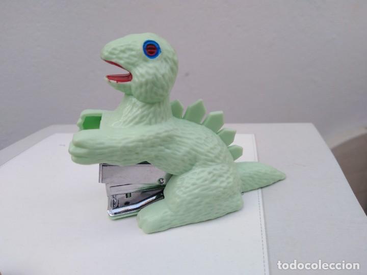 Escriban&iacute;a: grapadora gozila dinosaurio etc de los 80 - Foto 1