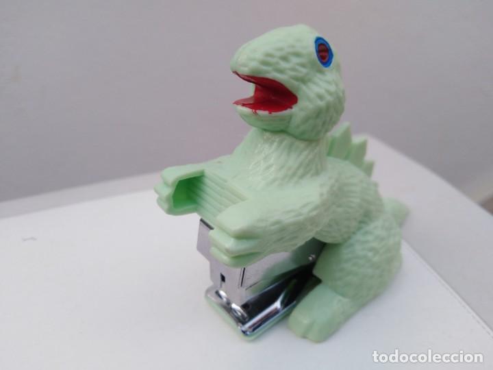 Escriban&iacute;a: grapadora gozila dinosaurio etc de los 80 - Foto 2