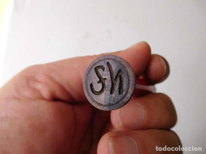 Escriban&iacute;a: Tamp&oacute;n antiguo con las iniciales S H - Foto 2