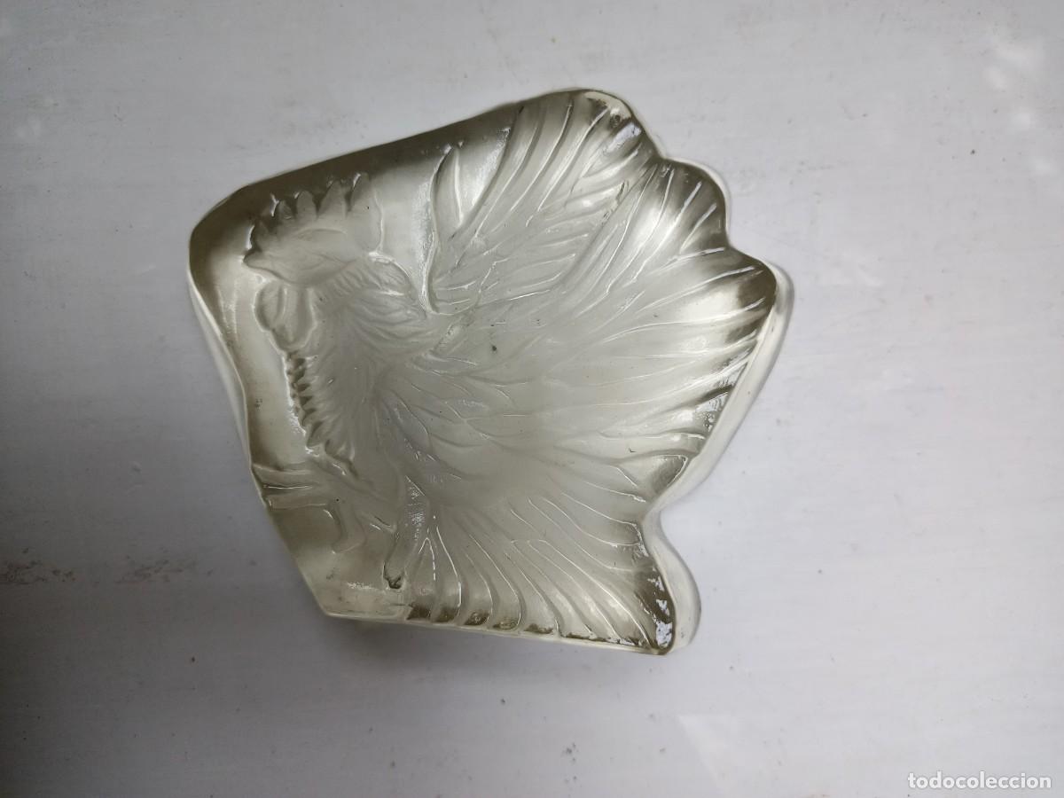 Escriban&iacute;a: Pisapapeles de cristal macizo con gallo esculpido - Foto 2