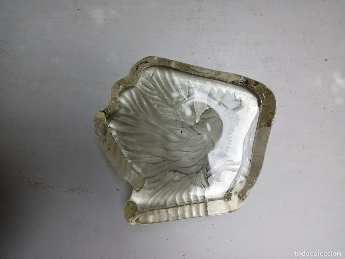 Escriban&iacute;a: Pisapapeles de cristal macizo con gallo esculpido - Foto 3