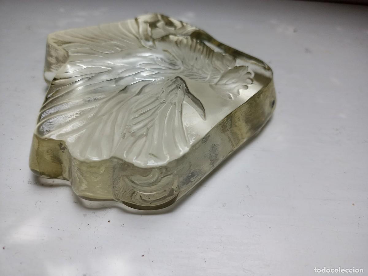 Escriban&iacute;a: Pisapapeles de cristal macizo con gallo esculpido - Foto 4