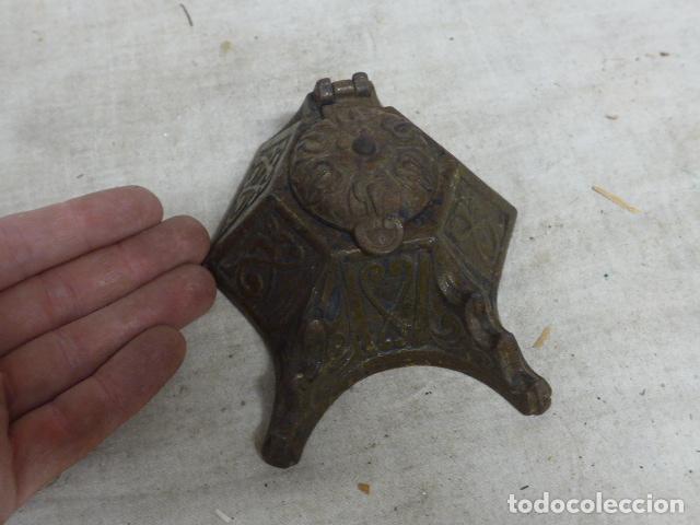 Escriban&iacute;a: Antiguo tintero de hierro de siglo XIX, original. - Foto 2