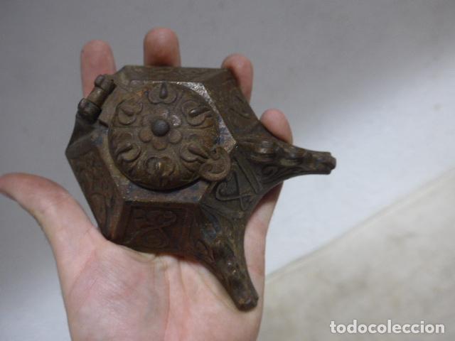 Escriban&iacute;a: Antiguo tintero de hierro de siglo XIX, original. - Foto 3