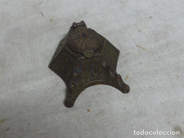 Escriban&iacute;a: Antiguo tintero de hierro de siglo XIX, original. - Foto 1