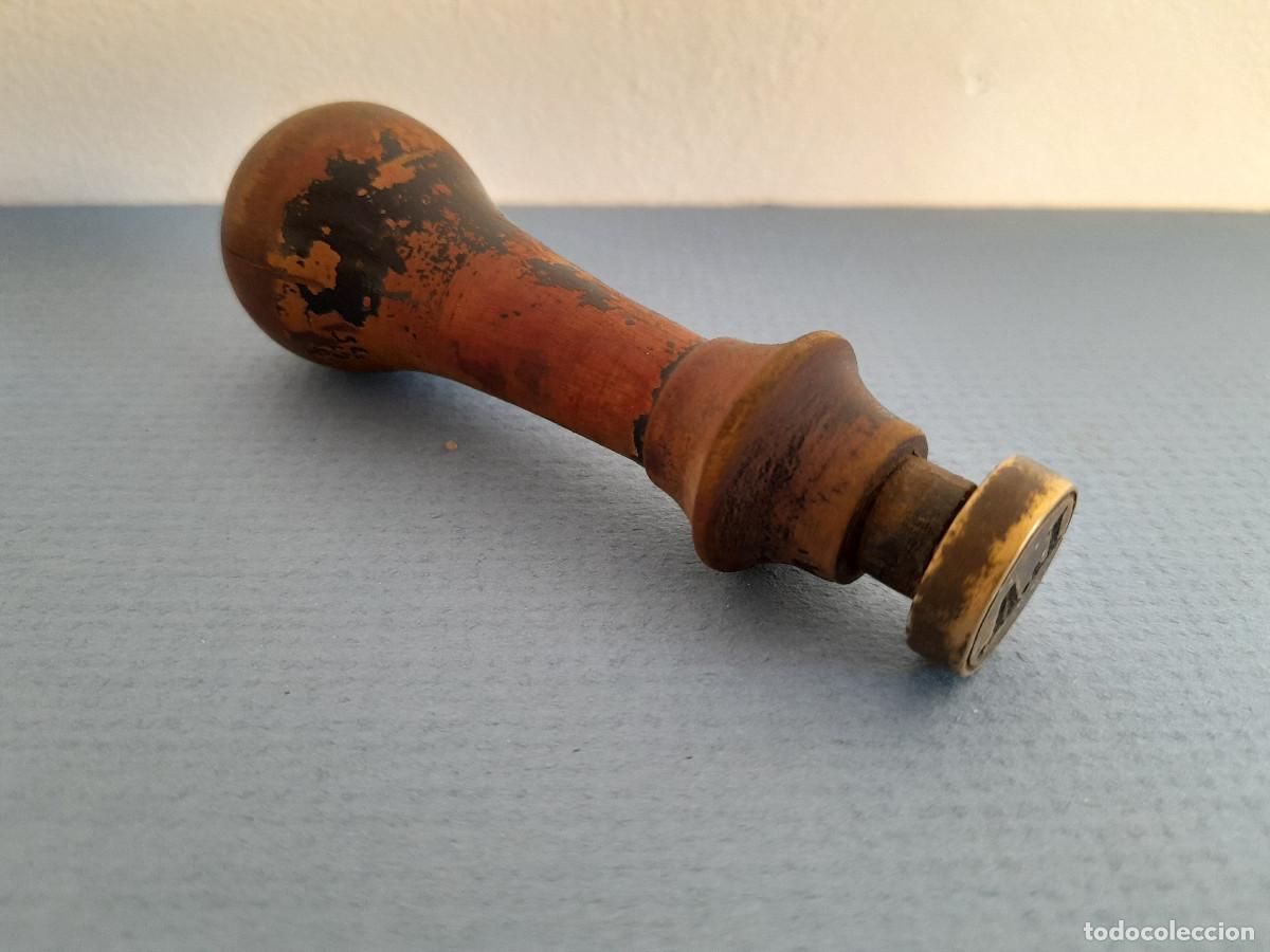 Escriban&iacute;a: sello seco de madera y laton, L.A. , 8cm aprox de largo - Foto 1