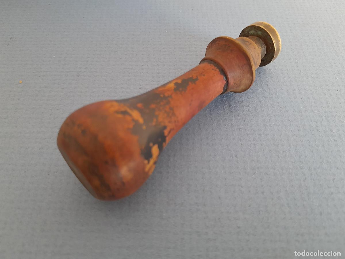 Escriban&iacute;a: sello seco de madera y laton, L.A. , 8cm aprox de largo - Foto 2