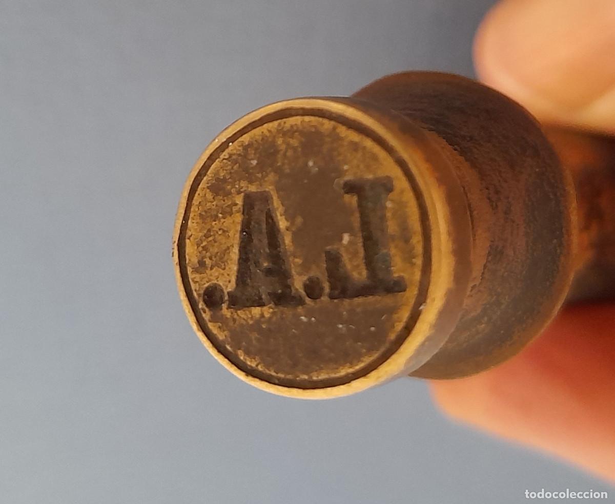 Escriban&iacute;a: sello seco de madera y laton, L.A. , 8cm aprox de largo - Foto 3