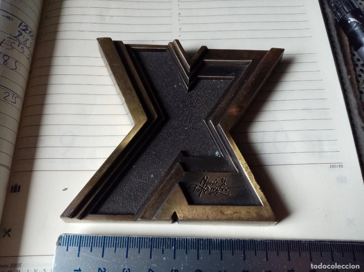 Escriban&iacute;a: PISAPAPELES MONAR 1991 DE BRONCE DE DISE&Ntilde;O - Foto 1