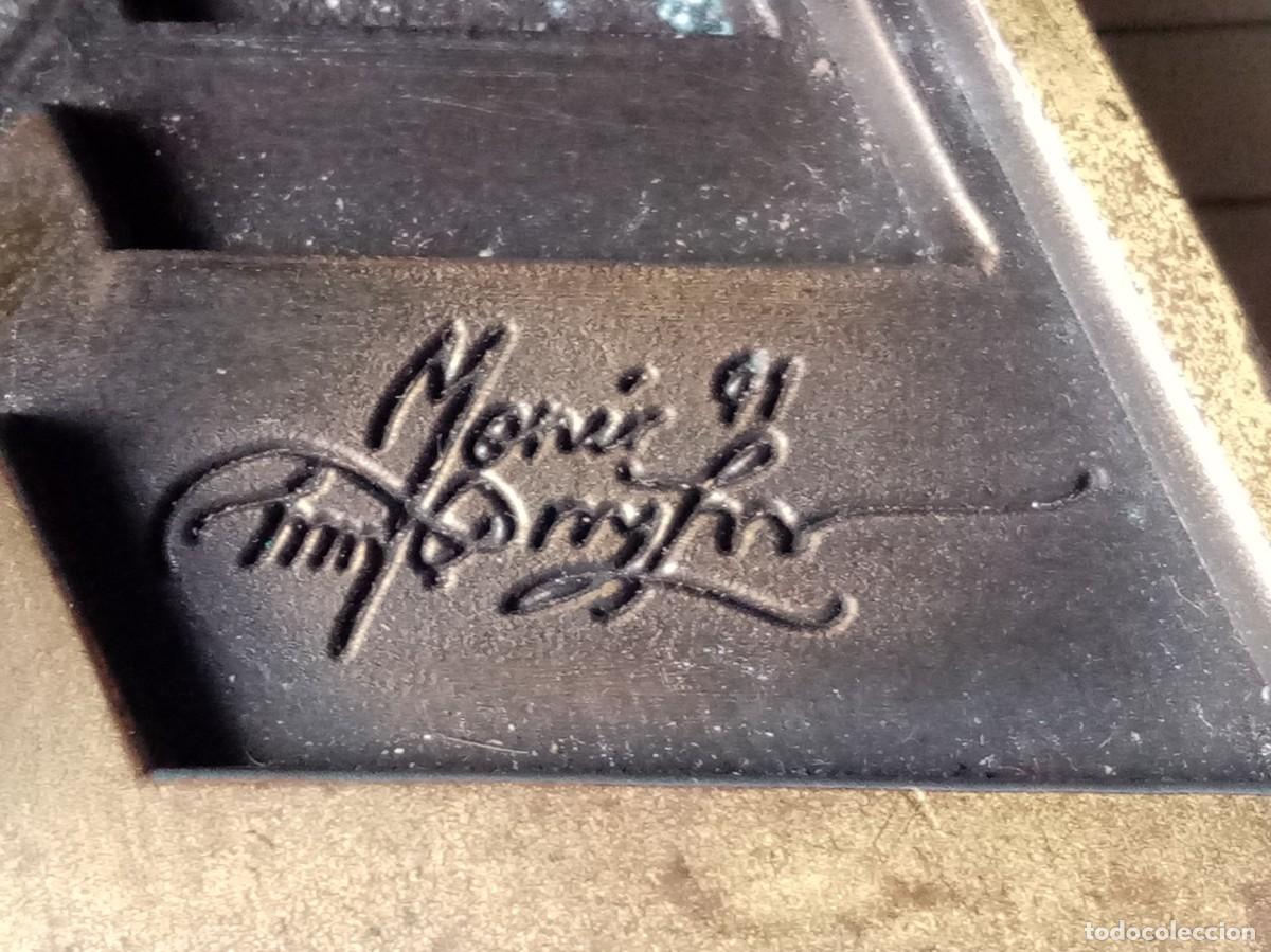 Escriban&iacute;a: PISAPAPELES MONAR 1991 DE BRONCE DE DISE&Ntilde;O - Foto 2