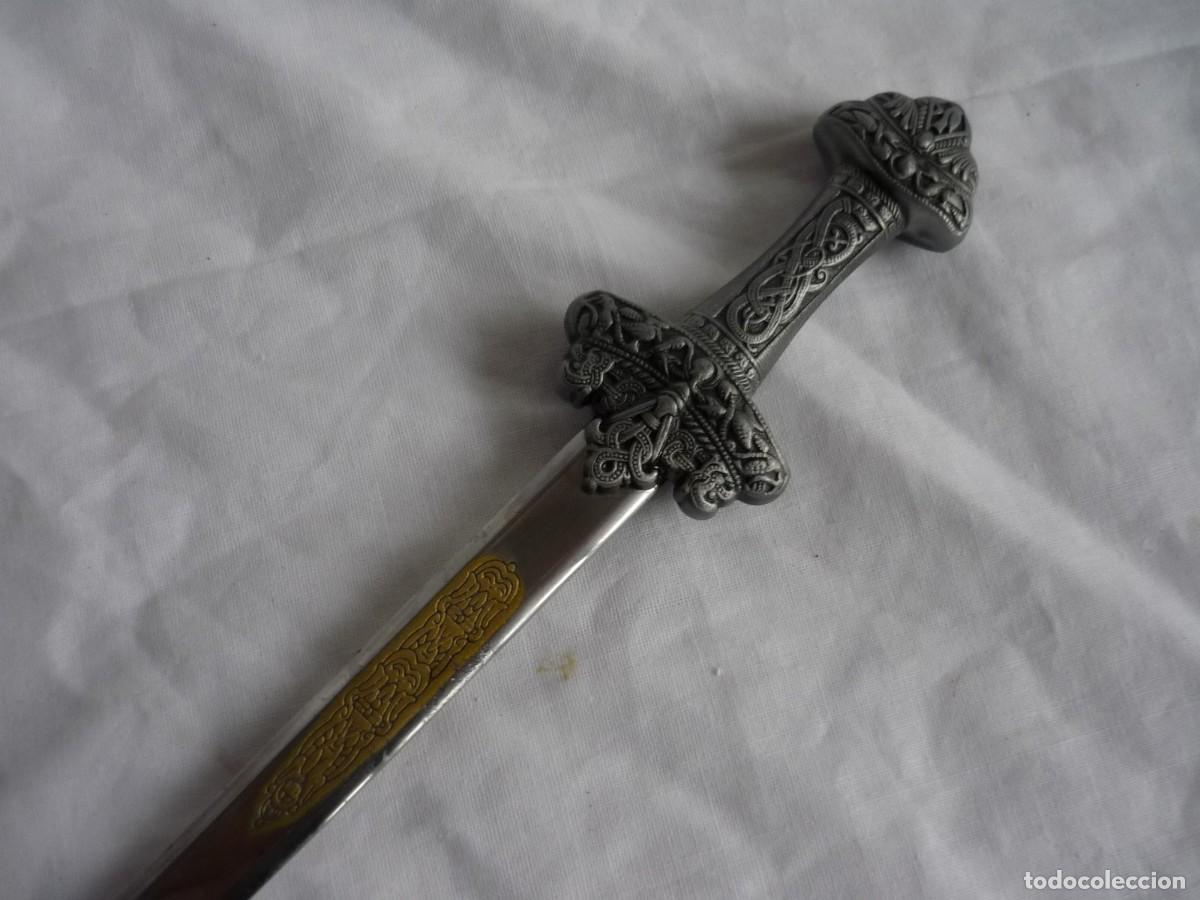 Escriban&iacute;a: Abrecartas met&aacute;lico en forma de espada en miniatura - Foto 2