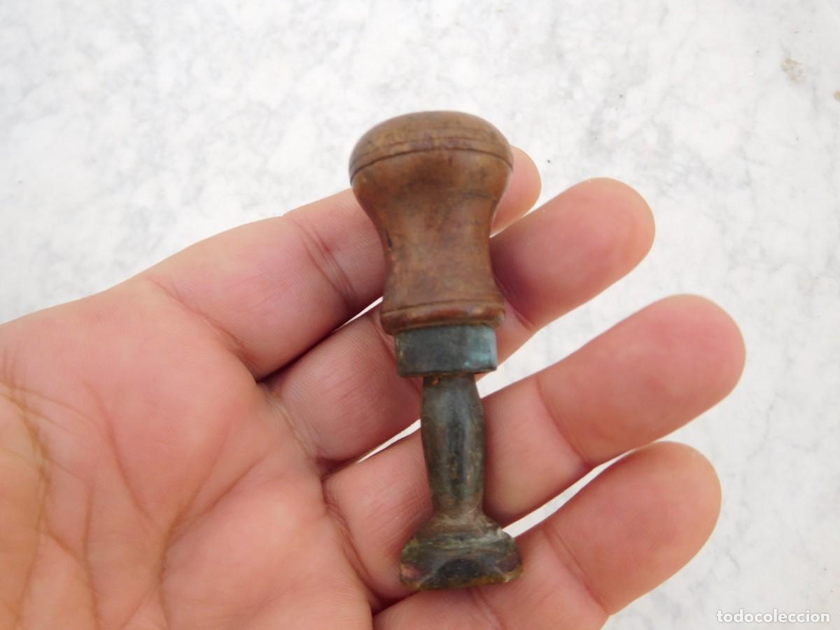 Escriban&iacute;a: Tamp&oacute;n antiguo con iniciales D C - Foto 1