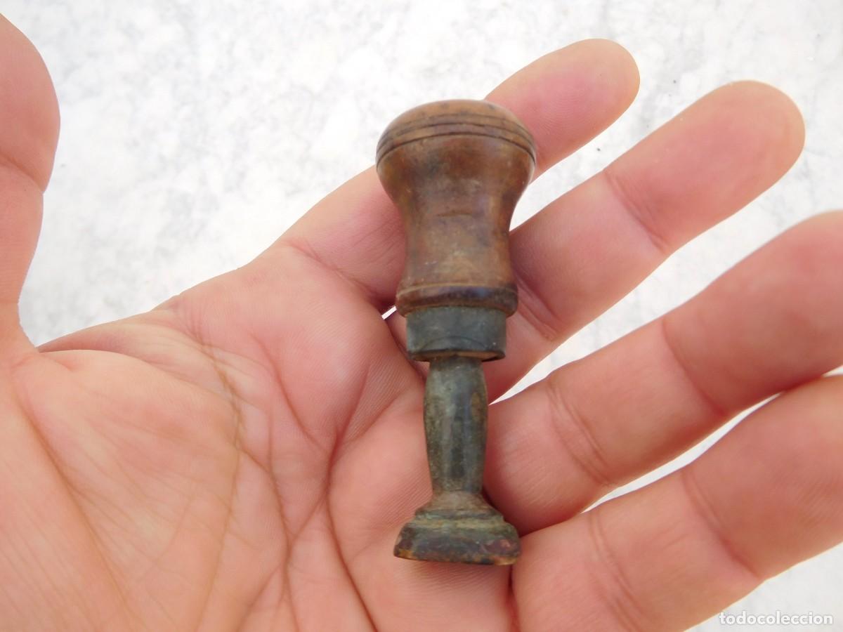 Escriban&iacute;a: Tamp&oacute;n antiguo con iniciales D C - Foto 2