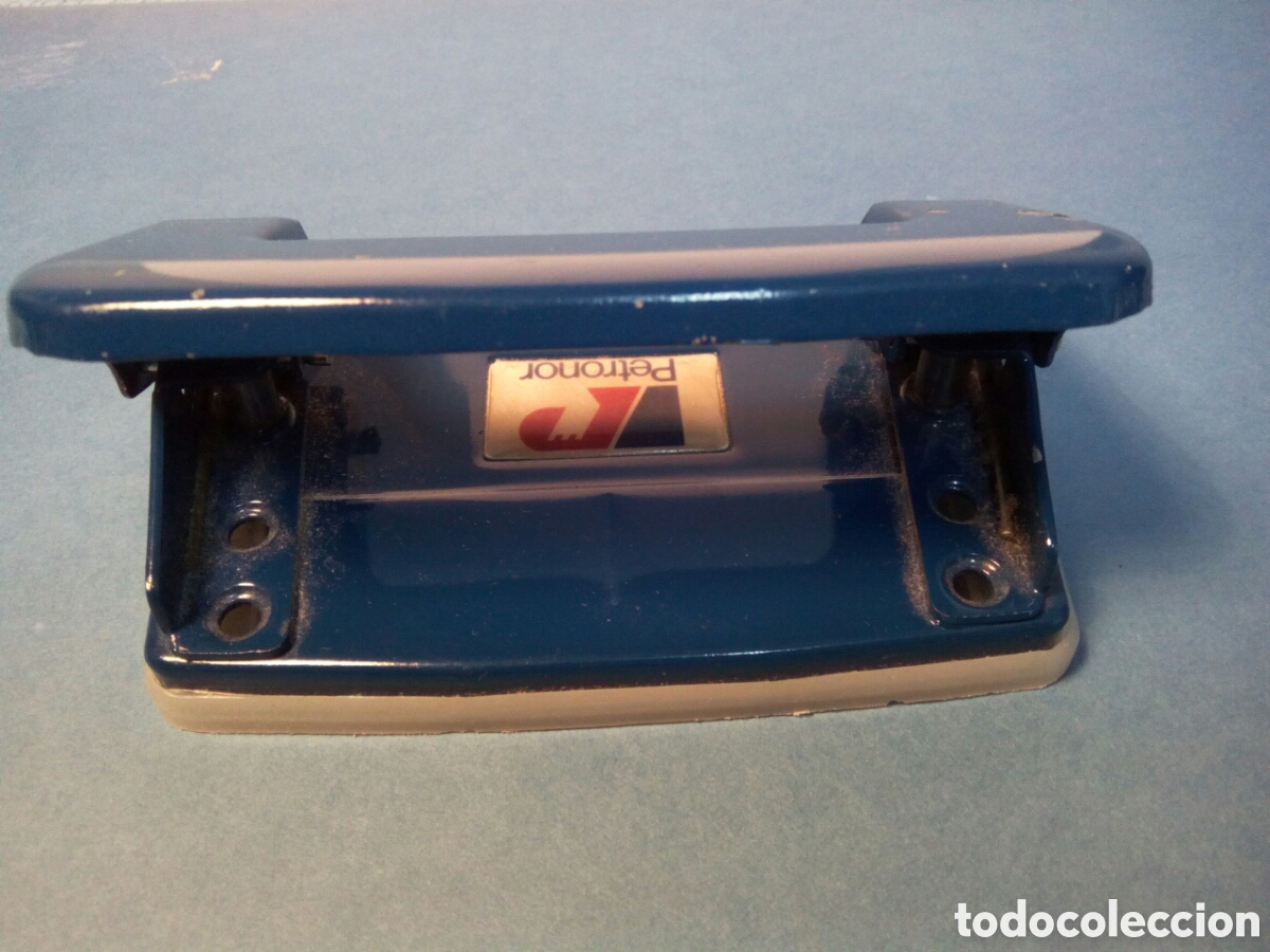 Escriban&iacute;a: Taladro de folios con el Emblema de Petronor - Foto 2