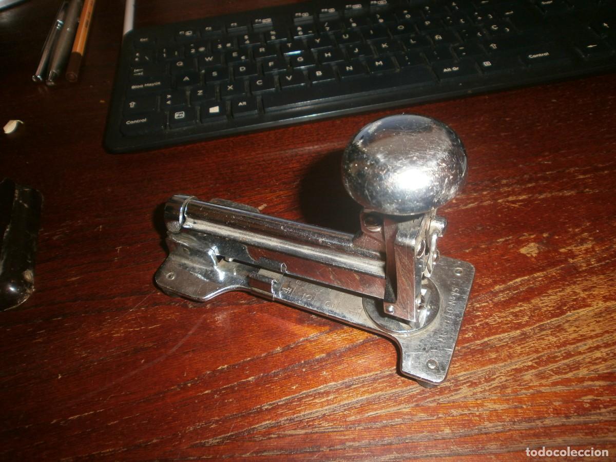 Escriban&iacute;a: GRAPADORA DE MESA EL CASCO CROMADO MODELO 15 13 CM. - Foto 2