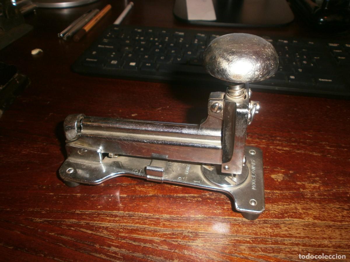 Escriban&iacute;a: ANTIGUA GRAPADORA DE MESA EL CASCO EIBAR ESPA&Ntilde;A CROMADA MODELO 15 - Foto 1