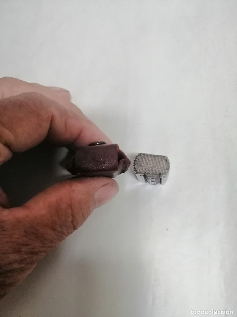 Escriban&iacute;a: ANTIGUO SACAPUNTAS EL CASCO CON FUNDA. - Foto 3