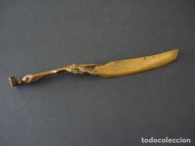 Escriban&iacute;a: ANTIGUO ABRECARTAS EN BRONCE GARRA DE AVE SUJETANDO PLUMA - Foto 2