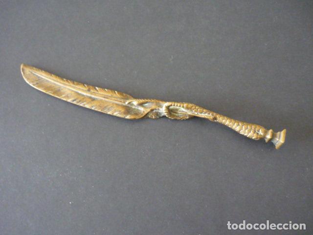 Escriban&iacute;a: ANTIGUO ABRECARTAS EN BRONCE GARRA DE AVE SUJETANDO PLUMA - Foto 1