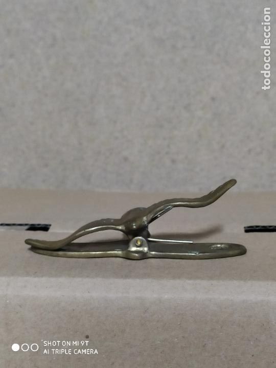 Escriban&iacute;a: pinza pisapapeles pajaro de bronce 11 cm - Foto 1