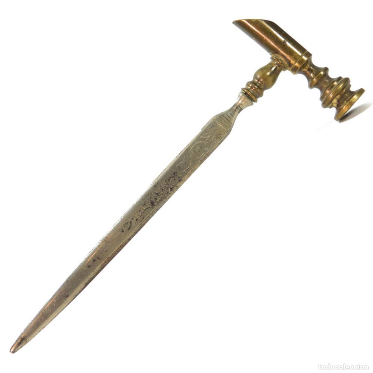 Escriban&iacute;a: Sceau &agrave; cacheter de collection et coupe-papier en bronze &agrave; d&eacute;cor de marteau - Foto 1