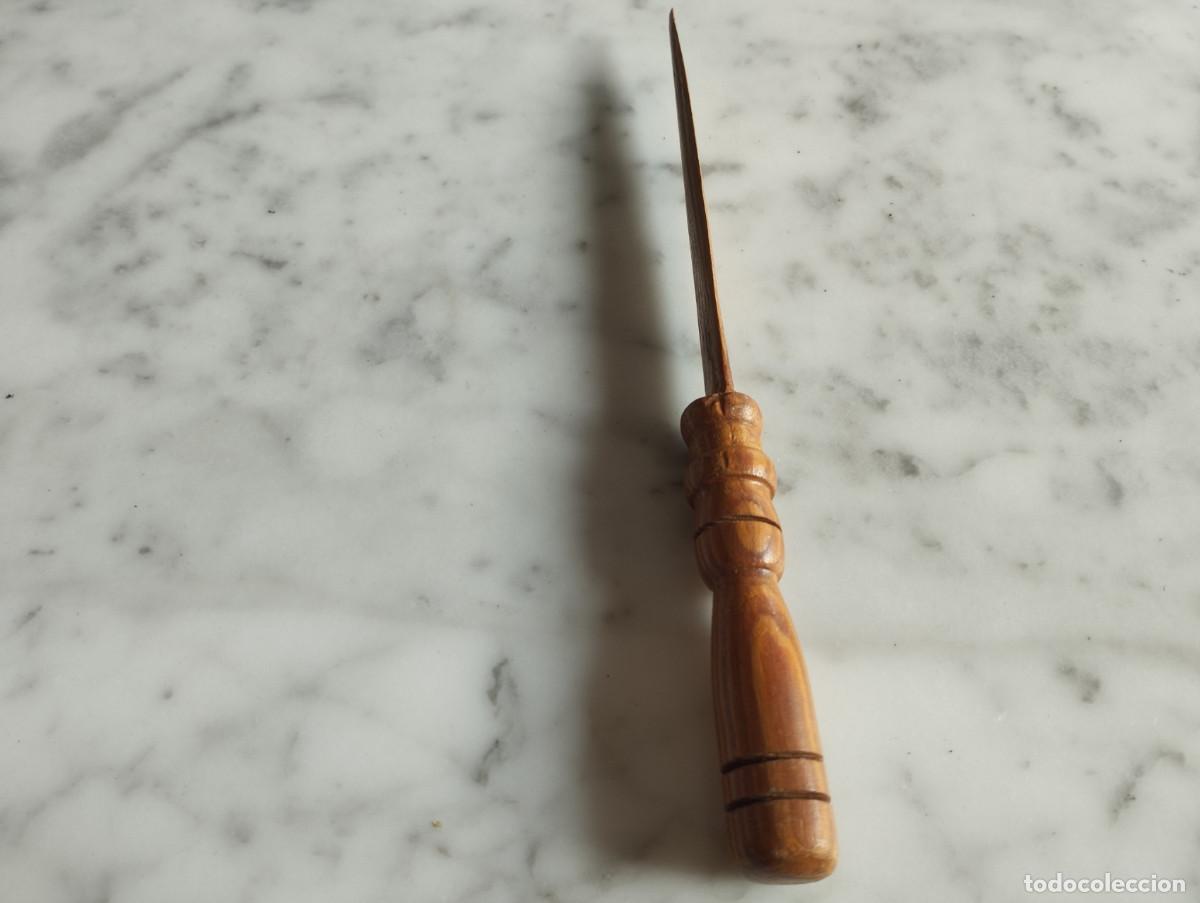 Escriban&iacute;a: ABRECARTAS DE MADERA MIDE 21 CM. - Foto 2