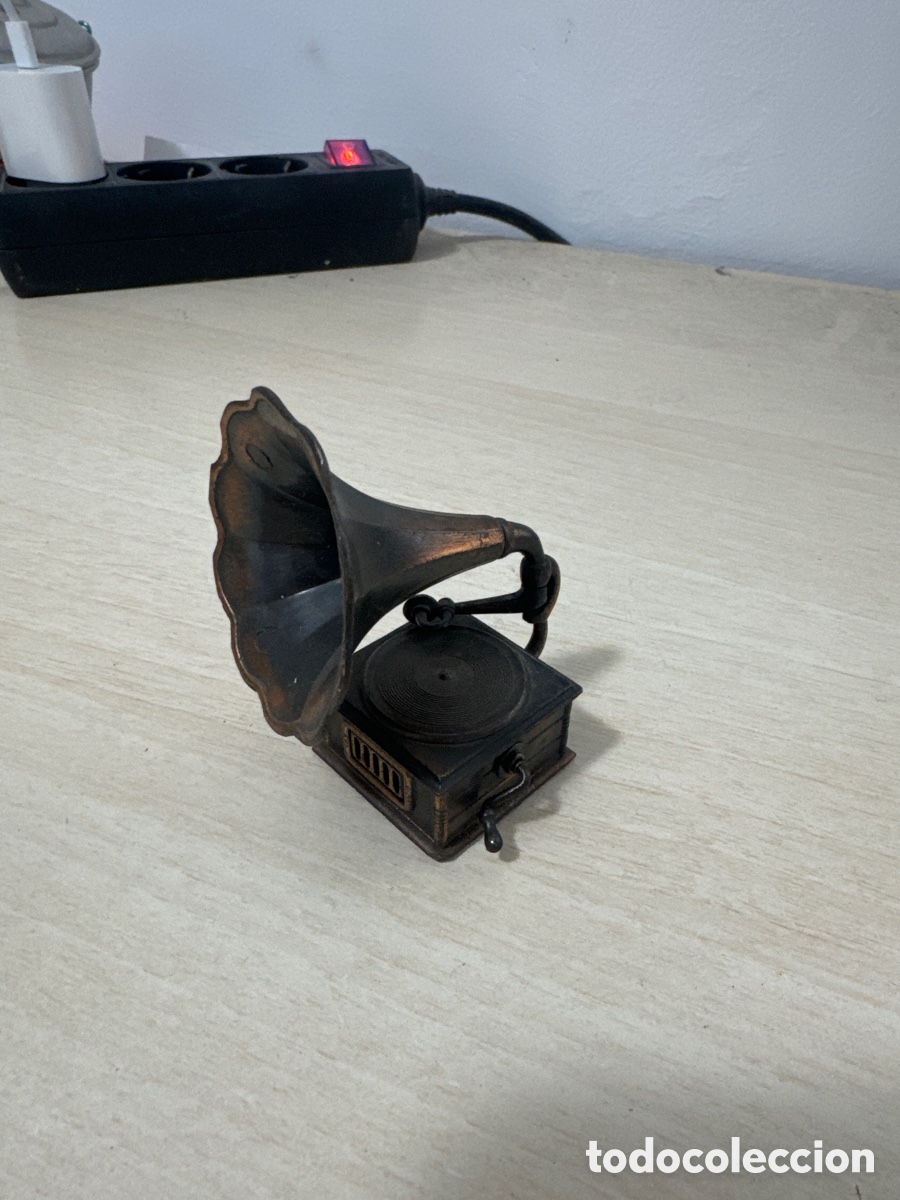Escriban&iacute;a: ESTAMOS LIQUIDANDO. Miniatura en forma de gramola tocadiscos sacapuntas - Foto 1