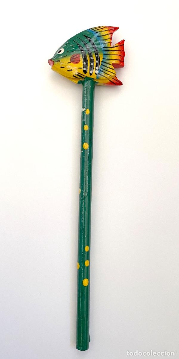 Escriban&iacute;a: Lapiz verde con pez de papel mache. - Foto 1