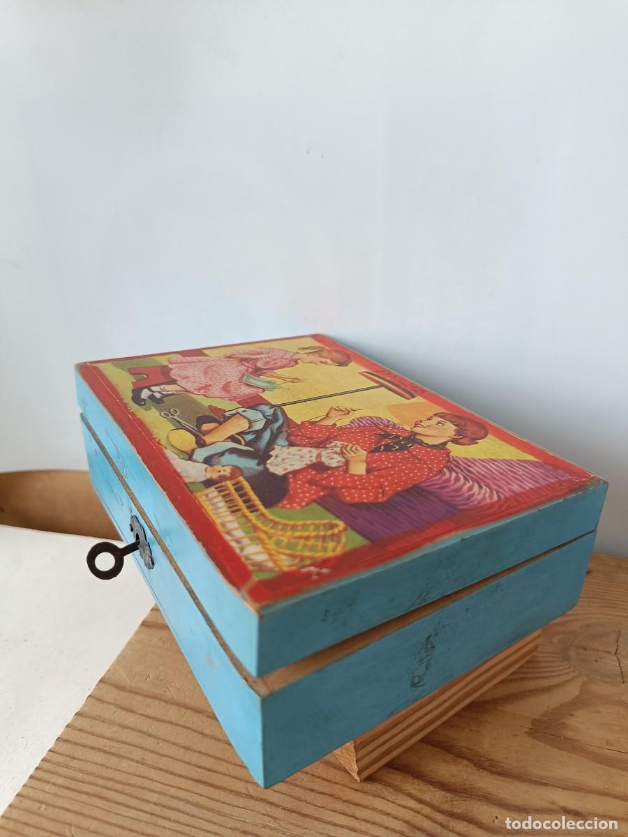 Escriban&iacute;a: &iexcl;&iexcl; PLUMIER. MADERA. PINTADO A MANO. Con la LLAVE. 14 de Marzo de 1962. !! C-16.