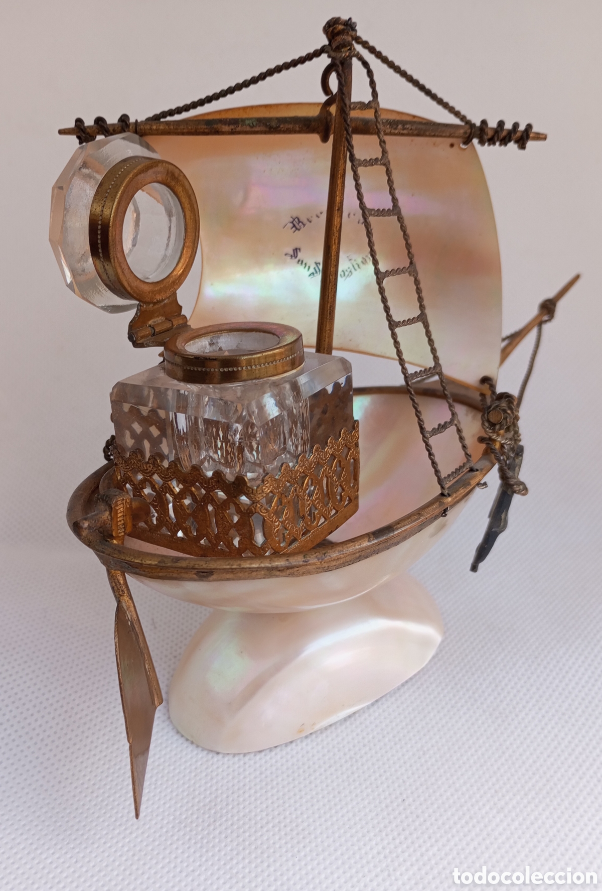 Escriban&iacute;a: TINTERO VELERO EN NACAR, LATON Y CRISTAL TALLADO RECUERDO DE SAN SEBASTI&Aacute;N CIRCA 1920.