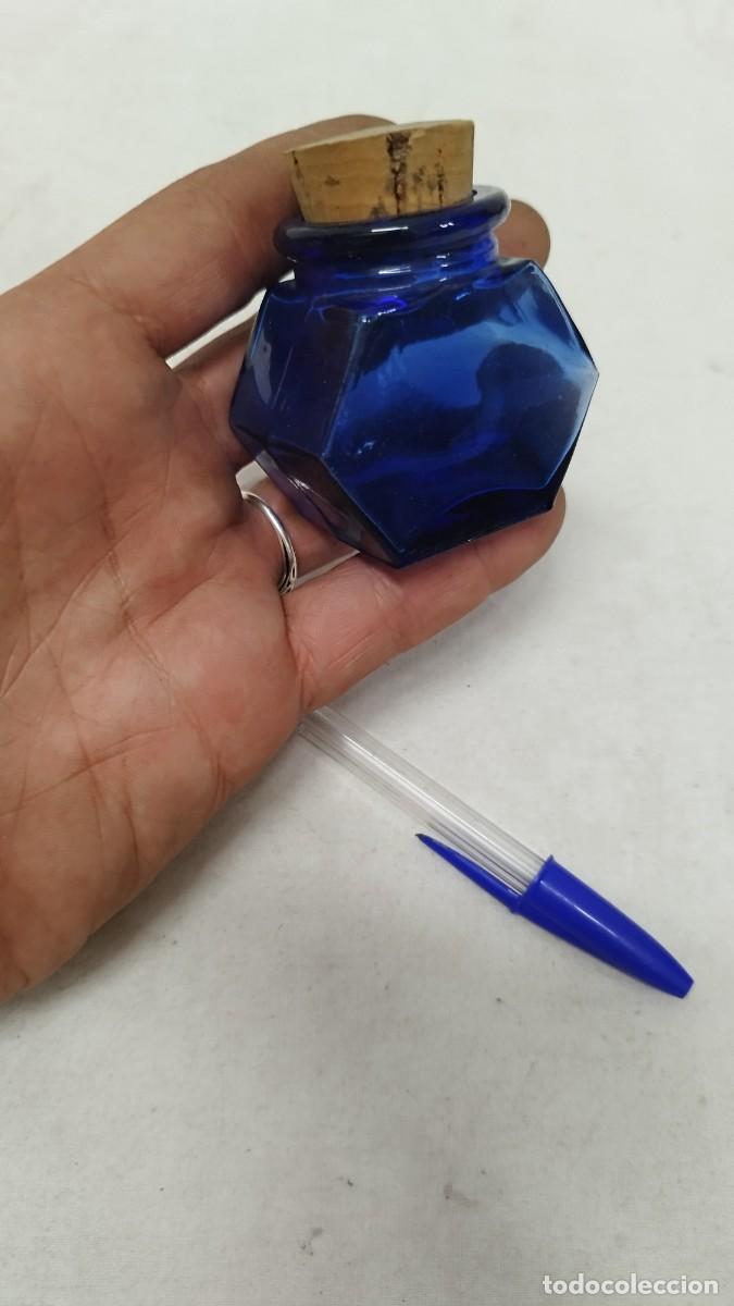 Escriban&iacute;a: Antiguo tintero de cristal azul - Foto 1