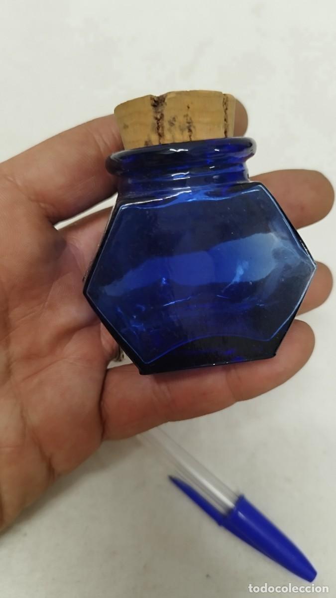 Escriban&iacute;a: Antiguo tintero de cristal azul - Foto 2