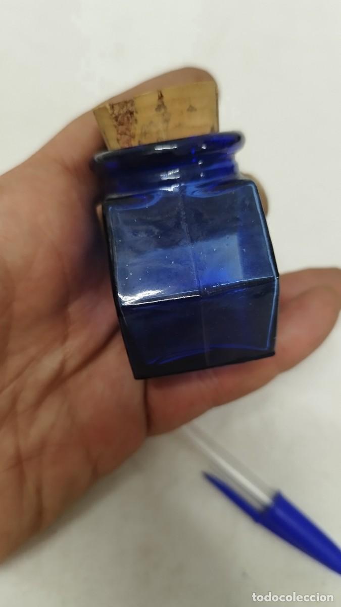 Escriban&iacute;a: Antiguo tintero de cristal azul - Foto 3