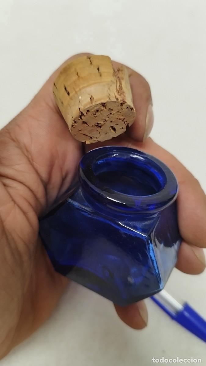 Escriban&iacute;a: Antiguo tintero de cristal azul - Foto 5