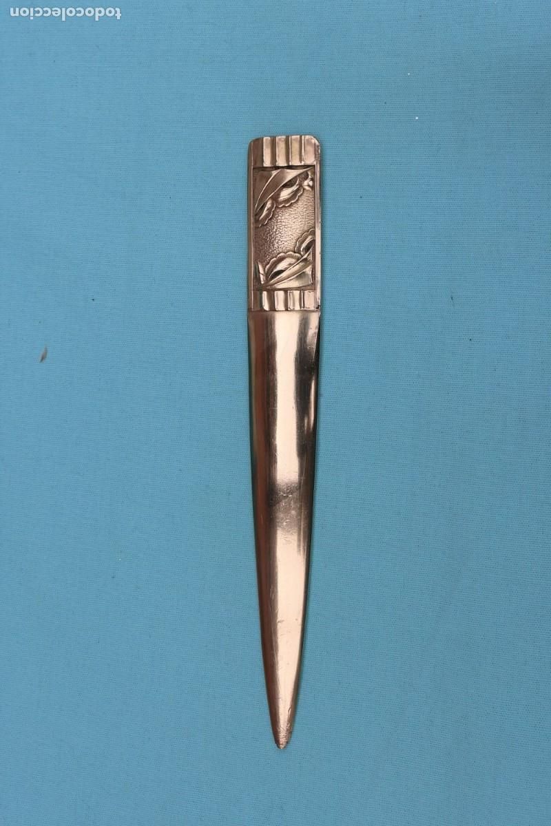 Escriban&iacute;a: Abrecartas de lat&oacute;n art deco. - Foto 2
