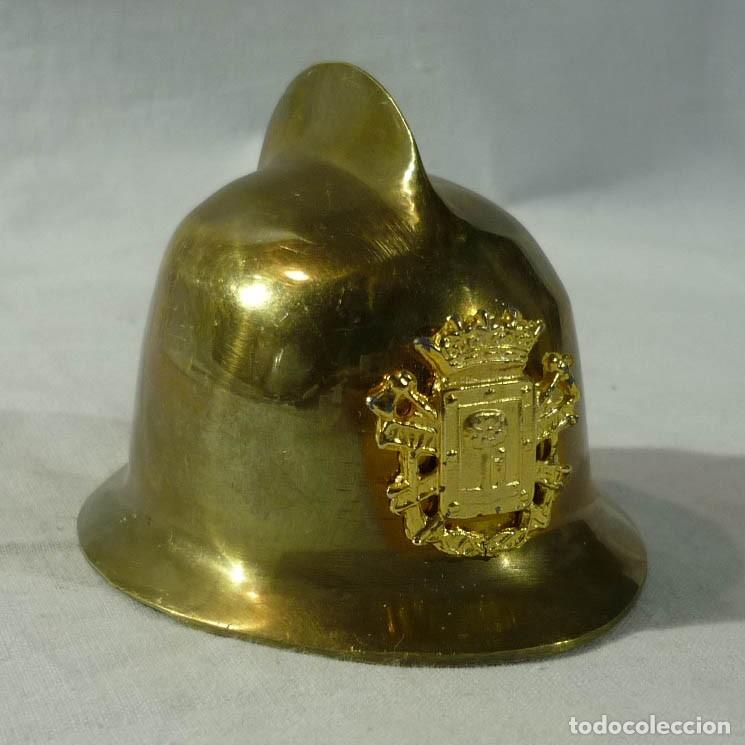 Escriban&iacute;a: Pisapapeles en forma de casco de bomberos de Madrid, en bronce - Foto 1