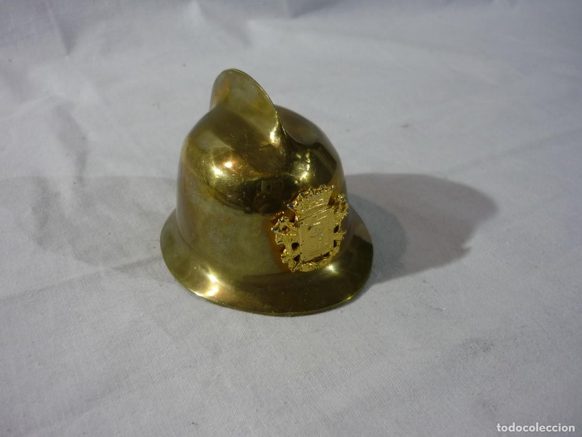 Escriban&iacute;a: Pisapapeles en forma de casco de bomberos de Madrid, en bronce - Foto 2