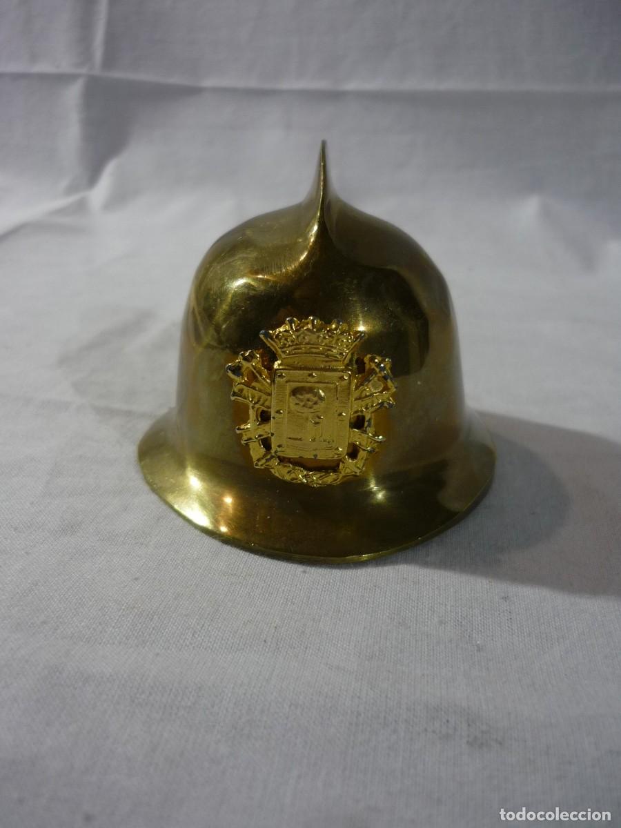 Escriban&iacute;a: Pisapapeles en forma de casco de bomberos de Madrid, en bronce - Foto 3