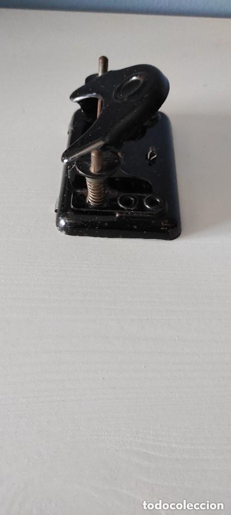 Escriban&iacute;a: ANTIGUA PERFORADORA DE PAPEL FUNCIONANDO DE COLOR NEGRO - Foto 2