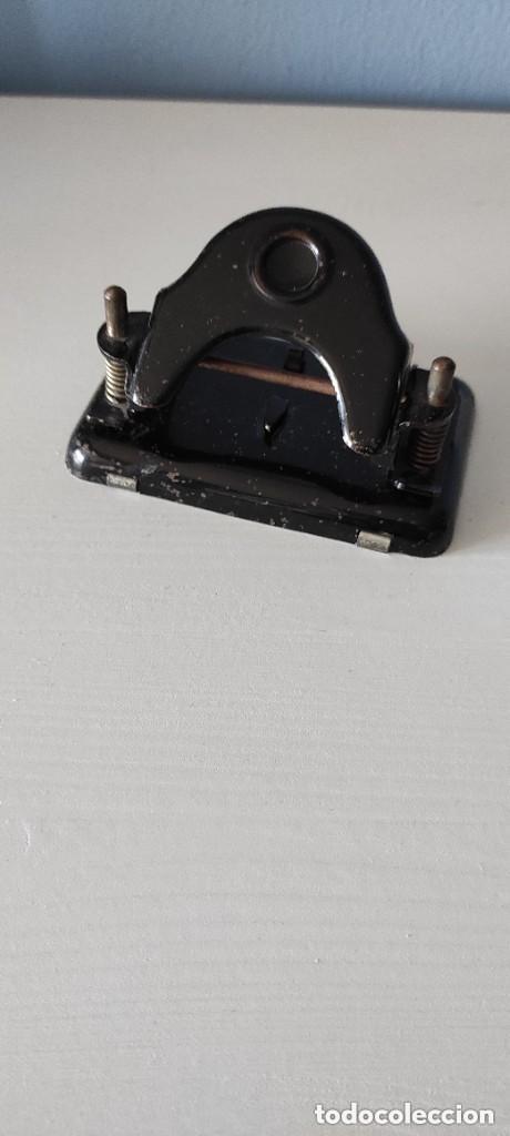 Escriban&iacute;a: ANTIGUA PERFORADORA DE PAPEL FUNCIONANDO DE COLOR NEGRO - Foto 3