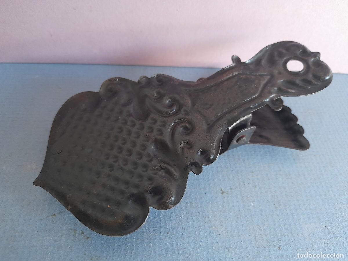 Escriban&iacute;a: pinza de papeles en forma de mano, 14x6,5cm aprox - Foto 5